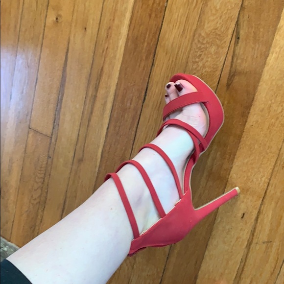 Cute stewpot red heels! Size 7 WORN ONCE - Picture 3 of 7